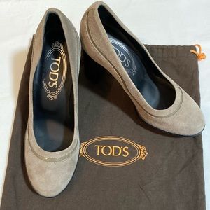 TOD’S gray/ creme suede heels